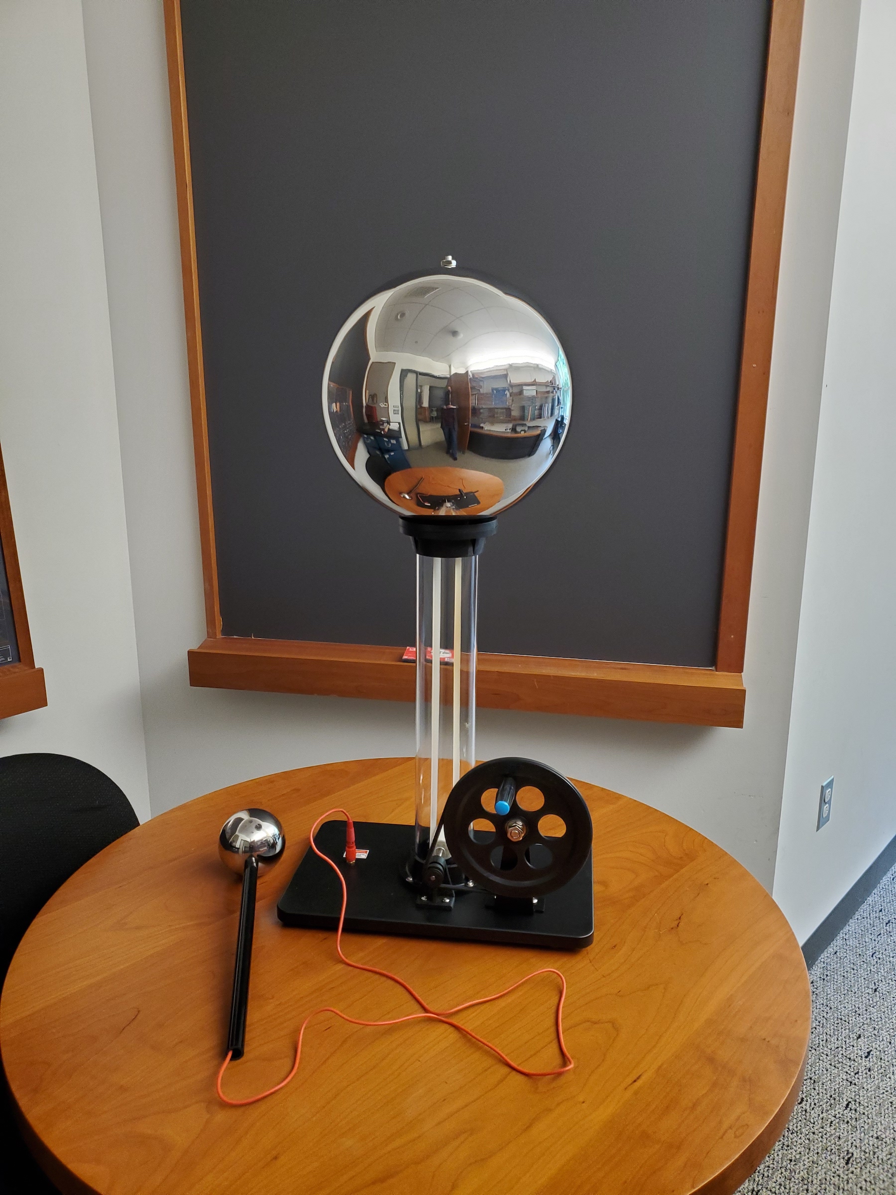Hand Crank Van de Graaff Generator Swarthmore Physics Demonstrations